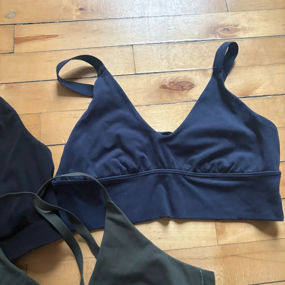 Bundle of 3 Aerie Sz M Navy, Black And Green Sport Bras - Picture 3 of 9